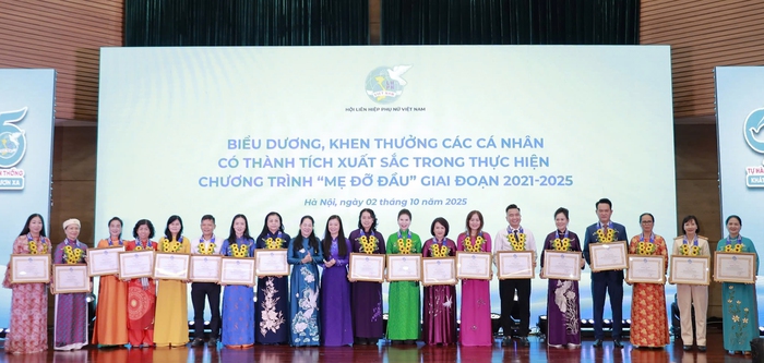 Tuyên dương 84 tập thể, cá nhân điển hình thực hiện Cuộc vận động "Xây dựng gia đình 5 không, 3 sạch", Chương trình "Mẹ đỡ đầu"- Ảnh 4.