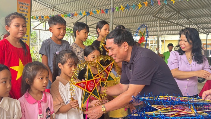 Hội Bảo vệ quyền trẻ em Việt Nam tặng 424 phần quà “Trung thu gắn kết yêu thương”- Ảnh 1.