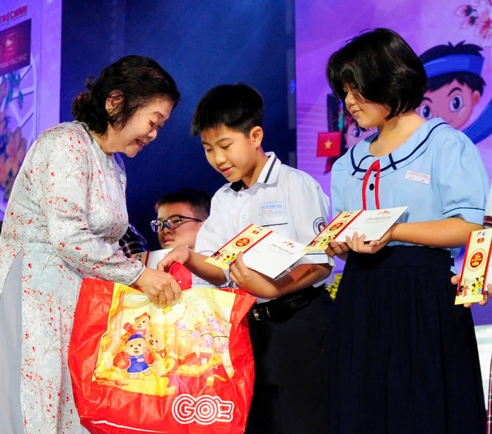 Nguyên Phó Chủ tịch nước Trương Mỹ Hoa trao quà cho các em học sinh có hoàn cảnh khó khăn      -   Ảnh: Hoàng Chí Hùng
