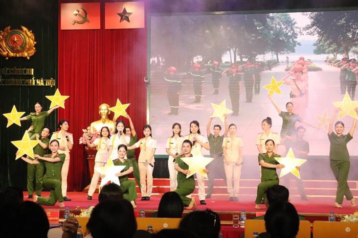 Xây dựng hình ảnh đẹp của phụ nữ Công an Thủ đô- Ảnh 1.