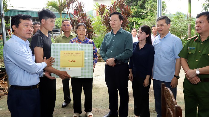 Phó Thủ tướng Mai Văn Chính (thứ 4 từ phải sang) tặng quà động viên tinh thần các gia đình bị ảnh hưởng do thiên tai - Ảnh: Văn Nghị