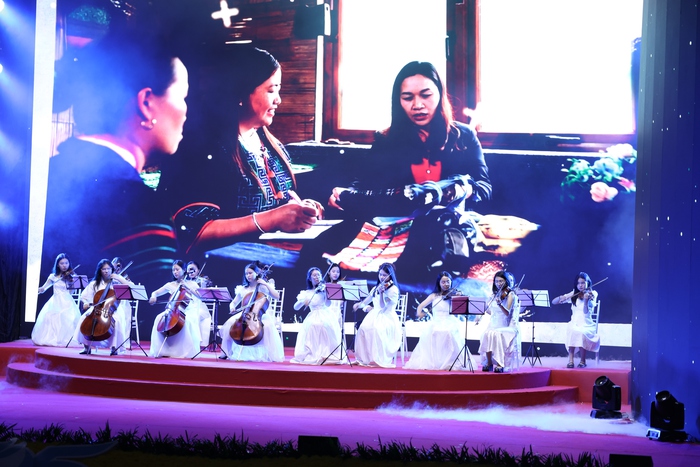 Lắng đọng chương trình nghệ thuật "Hoa tháng 10" tại Lễ kỷ niệm 95 năm thành lập Hội LHPN Việt Nam- Ảnh 5.