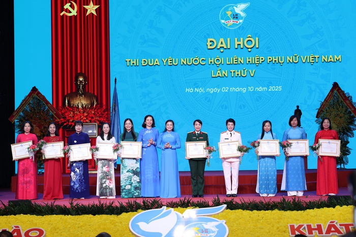 Trao bằng khen cho 81 tập thể và 255 cá nhân tiêu biểu trong thực hiện phong trào thi đua giai đoạn 2020 - 2025- Ảnh 1.