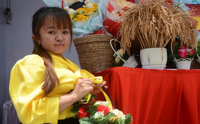 Chị Bùi Thị Yến Nhi khởi nghiệp với nghề làm hoa sáp