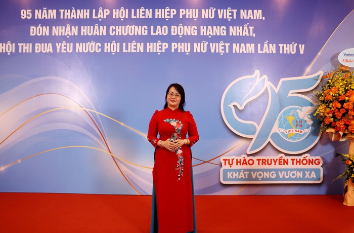 Mỗi phụ nữ là một "điểm sáng thi đua" và "bông hoa yêu nước"- Ảnh 1.