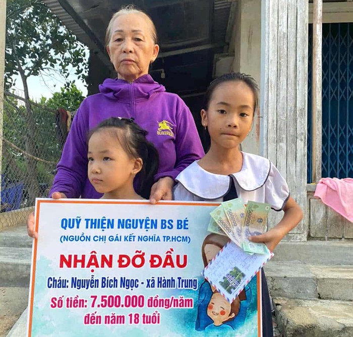 "Mẹ đỡ đầu" khoác áo blouse trắng gieo mầm yêu thương, hạnh phúc giữa đời thường- Ảnh 1.