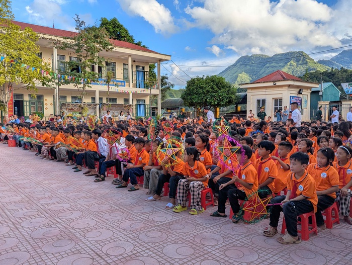 Điện Biên: Hơn 1.000 trẻ em vui Tết "Biên cương - Đêm hội trăng rằm"- Ảnh 4. Điện Biên: Hơn 1.000 trẻ em vui Tết "Biên cương - Đêm hội trăng rằm"- Ảnh 4.