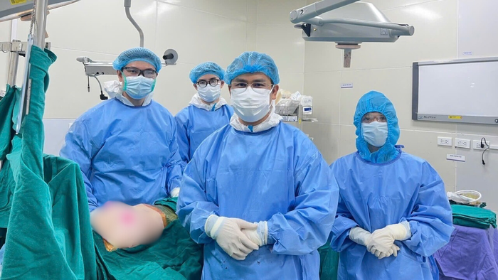 Tiêm silicon lỏng làm đẹp, bệnh nhân nhiễm HIV 17 năm bị biến chứng nặng- Ảnh 2.
