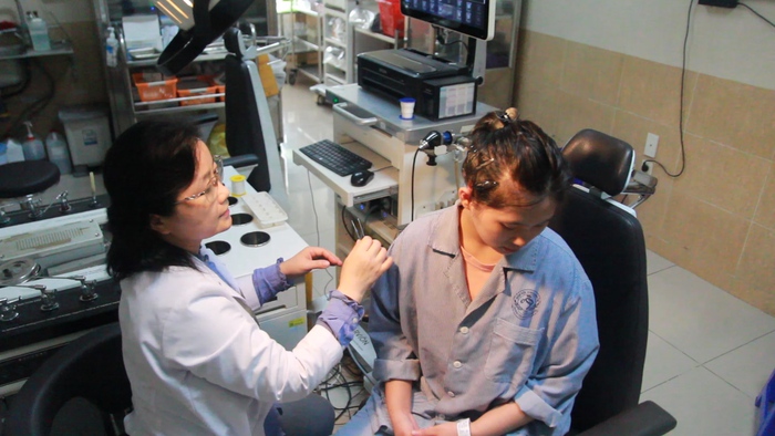 Chủ quan với đau tai kéo dài, nữ bệnh nhân 21 tuổi phải mổ vì có polyp ăn vào xương- Ảnh 1.