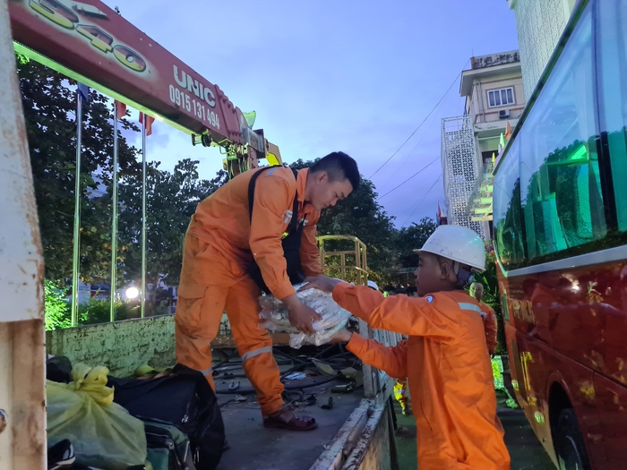 EVNNPC chung tay vì miền Trung ruột thịt sau bão số 10- Ảnh 1.