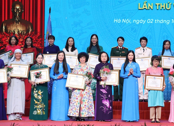 Trao bằng khen cho 81 tập thể và 255 cá nhân tiêu biểu trong thực hiện phong trào thi đua giai đoạn 2020 - 2025- Ảnh 2.