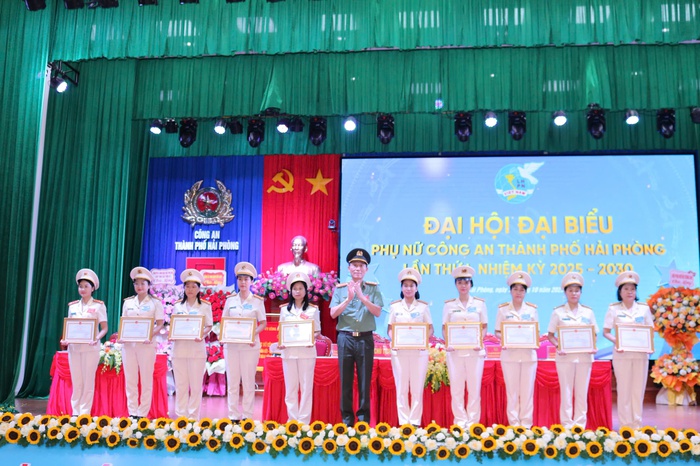 Phụ nữ Công an Hải Phòng: Phát huy bản lĩnh, trí tuệ, nhân văn, sáng tạo trong kỷ nguyên mới- Ảnh 3. Phụ nữ Công an Hải Phòng: Phát huy bản lĩnh, trí tuệ, nhân văn, sáng tạo trong kỷ nguyên mới- Ảnh 3.