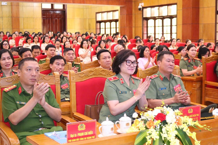 Phụ nữ Công an Hải Phòng: Phát huy bản lĩnh, trí tuệ, nhân văn, sáng tạo trong kỷ nguyên mới- Ảnh 1. Phụ nữ Công an Hải Phòng: Phát huy bản lĩnh, trí tuệ, nhân văn, sáng tạo trong kỷ nguyên mới- Ảnh 1.