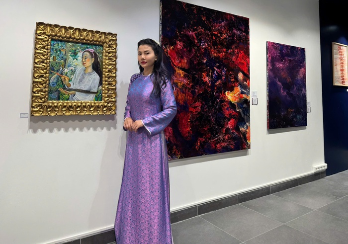 Họa sĩ Lê Trang bên bức tranh "Self-Portrait" tại triển lãm Paris Open Art 2025 Họa sĩ Lê Trang bên bức tranh "Self-Portrait" tại triển lãm Paris Open Art 2025
