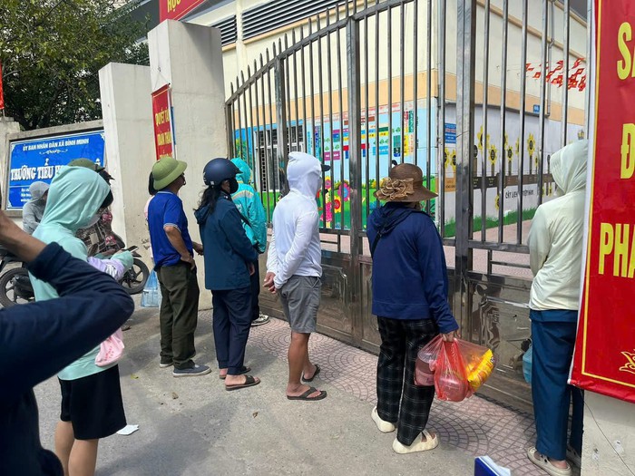 Vụ "thịt ôi, trứng hỏng": Phụ huynh đồng loạt cho con nghỉ học vì trường Tiểu học Cự Khê "thất hứa"- Ảnh 2. Vụ "thịt ôi, trứng hỏng": Phụ huynh đồng loạt cho con nghỉ học vì trường Tiểu học Cự Khê "thất hứa"- Ảnh 2.