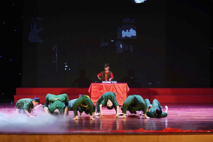 Minh Trí trình diễn DJ trong tiết mục của mình Minh Trí trình diễn DJ trong tiết mục của mình