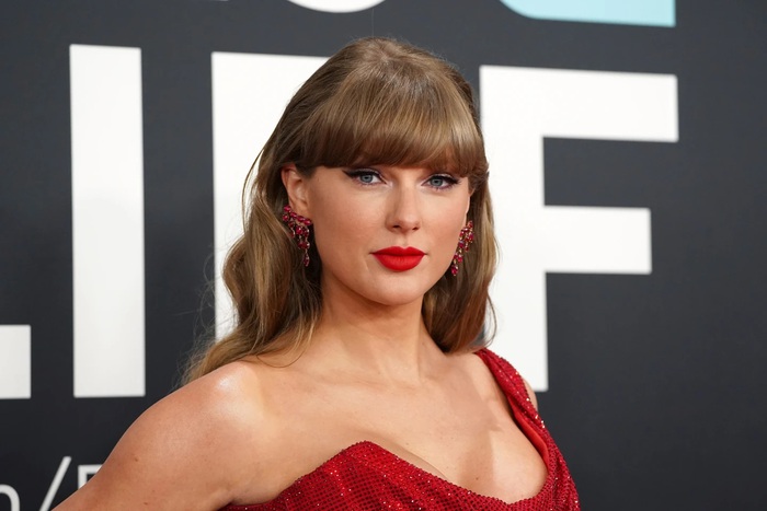Người hâm mộ Taylor Swift tràn vào bảo tàng Đức để xem bức tranh mô phỏng video ăn khách của cô- Ảnh 1. Người hâm mộ Taylor Swift tràn vào bảo tàng Đức để xem bức tranh mô phỏng video ăn khách của cô- Ảnh 1.