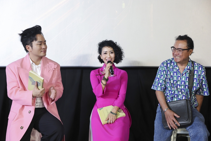 Chia sẻ về MV "hà Nội đêm giao mùa", nhà thơ Hồng Thanh Quang (ngoài cùng bên phải) cho biết: “Thơ tôi là tiếng nói thật của con người, rất khó đưa vào nhạc, nhưng Nhuận Phú đã làm được. Khi nghe Tùng Dương hát, nước mắt tôi cứ trào ra”.