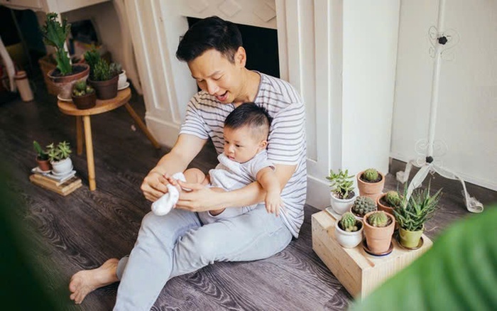 Bố đơn thân không chỉ nỗ lực để hoàn thành tốt vai trò làm cha, mà còn thay luôn thiên chức người mẹ. Bố đơn thân không chỉ nỗ lực để hoàn thành tốt vai trò làm cha, mà còn thay luôn thiên chức người mẹ.