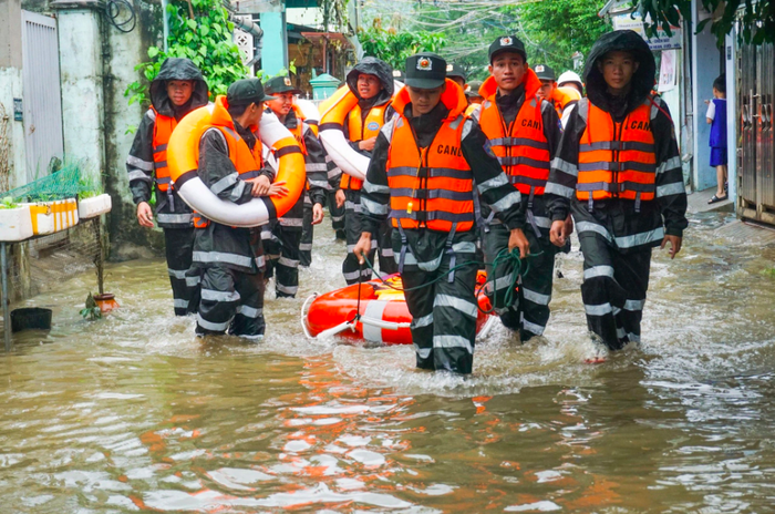 Học sinh toàn thành phố Đà Nẵng nghỉ học để ứng phó bão số 12- Ảnh 2. Học sinh toàn thành phố Đà Nẵng nghỉ học để ứng phó bão số 12- Ảnh 2.