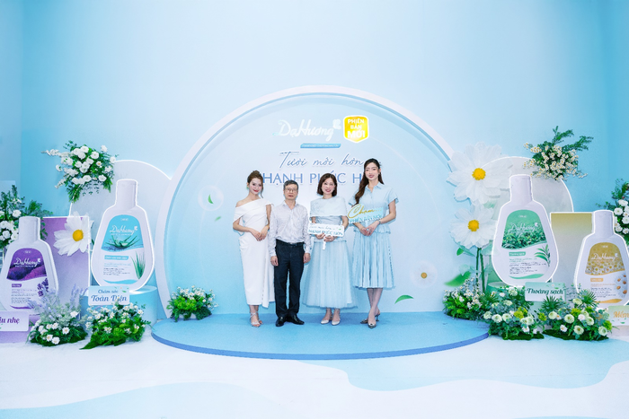 Chạm Phiên Bản Mới - thông điệp Dạ Hương gửi tới phái đẹp nhân dịp 20/10- Ảnh 2. Chạm Phiên Bản Mới - thông điệp Dạ Hương gửi tới phái đẹp nhân dịp 20/10- Ảnh 2.