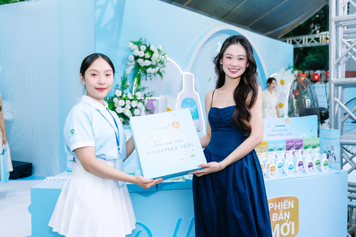 Chạm Phiên Bản Mới - thông điệp Dạ Hương gửi tới phái đẹp nhân dịp 20/10- Ảnh 6. Chạm Phiên Bản Mới - thông điệp Dạ Hương gửi tới phái đẹp nhân dịp 20/10- Ảnh 6.