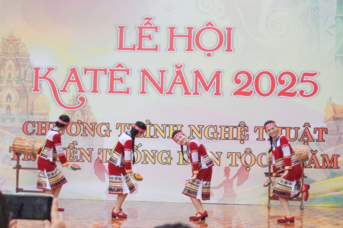 Thiếu nữ Chăm khoe sắc trong Lễ hội Katê tại Khánh Hòa- Ảnh 5. Thiếu nữ Chăm khoe sắc trong Lễ hội Katê tại Khánh Hòa- Ảnh 5.