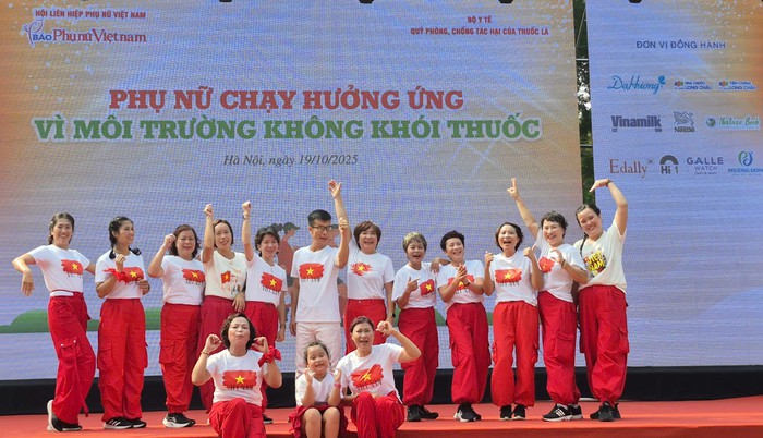 Câu lạc bộ Shuffle Dance Hồ Gươm - nơi khiến trái tim trẻ lại- Ảnh 8. Câu lạc bộ Shuffle Dance Hồ Gươm - nơi khiến trái tim trẻ lại- Ảnh 8.