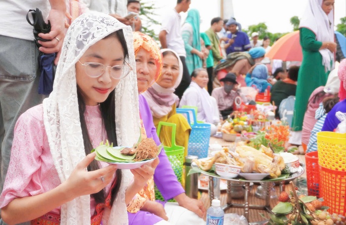Thiếu nữ Chăm khoe sắc trong Lễ hội Katê tại Khánh Hòa- Ảnh 3. Thiếu nữ Chăm khoe sắc trong Lễ hội Katê tại Khánh Hòa- Ảnh 3.