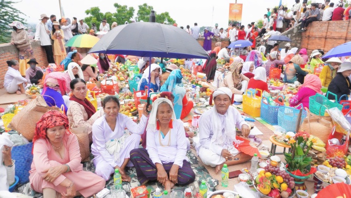 Thiếu nữ Chăm khoe sắc trong Lễ hội Katê tại Khánh Hòa- Ảnh 9. Thiếu nữ Chăm khoe sắc trong Lễ hội Katê tại Khánh Hòa- Ảnh 9.