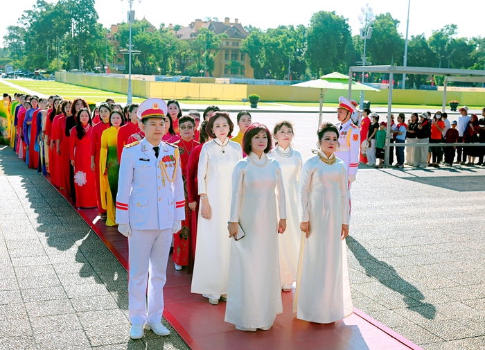 Hơn 300 nữ doanh nhân, trí thức báo công dâng Bác- Ảnh 7. Hơn 300 nữ doanh nhân, trí thức báo công dâng Bác- Ảnh 7.