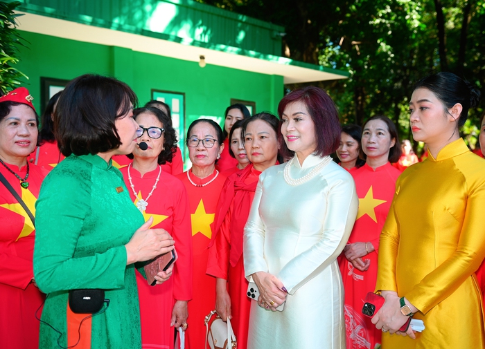 Hơn 300 nữ doanh nhân, trí thức báo công dâng Bác- Ảnh 4. Hơn 300 nữ doanh nhân, trí thức báo công dâng Bác- Ảnh 4.