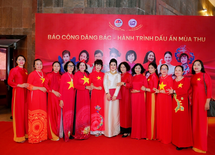 Hơn 300 nữ doanh nhân, trí thức báo công dâng Bác- Ảnh 11. Hơn 300 nữ doanh nhân, trí thức báo công dâng Bác- Ảnh 11.