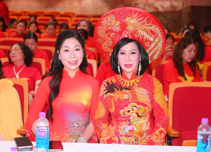 Hơn 300 nữ doanh nhân, trí thức báo công dâng Bác- Ảnh 10. Hơn 300 nữ doanh nhân, trí thức báo công dâng Bác- Ảnh 10.