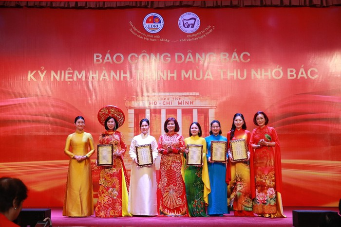 Hơn 300 nữ doanh nhân, trí thức báo công dâng Bác- Ảnh 6. Hơn 300 nữ doanh nhân, trí thức báo công dâng Bác- Ảnh 6.