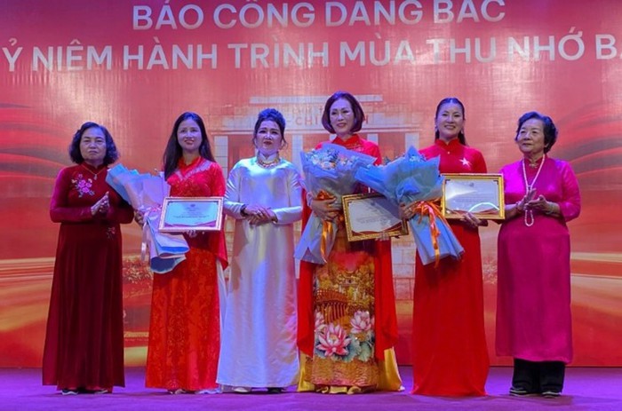 Hơn 300 nữ doanh nhân, trí thức báo công dâng Bác- Ảnh 9. Hơn 300 nữ doanh nhân, trí thức báo công dâng Bác- Ảnh 9.