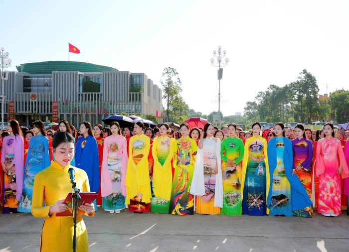 Hơn 300 nữ doanh nhân, trí thức báo công dâng Bác- Ảnh 3. Hơn 300 nữ doanh nhân, trí thức báo công dâng Bác- Ảnh 3.