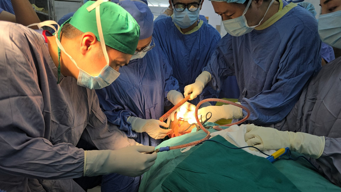 Nam sinh 16 tuổi bị thanh sắt dài 3m đâm xuyên mặt khi đang đi chơi với bạn - Ảnh 1. Nam sinh 16 tuổi bị thanh sắt dài 3m đâm xuyên mặt khi đang đi chơi với bạn - Ảnh 1.
