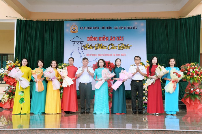 450 cán bộ, hội viên phụ nữ Hải quân đồng diễn áo dài “Sắc màu của biển”- Ảnh 1. 450 cán bộ, hội viên phụ nữ Hải quân đồng diễn áo dài “Sắc màu của biển”- Ảnh 1.