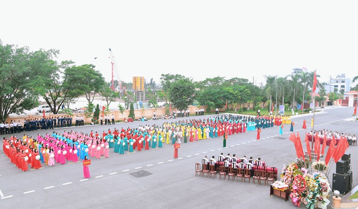450 cán bộ, hội viên phụ nữ Hải quân đồng diễn áo dài “Sắc màu của biển”- Ảnh 4. 450 cán bộ, hội viên phụ nữ Hải quân đồng diễn áo dài “Sắc màu của biển”- Ảnh 4.