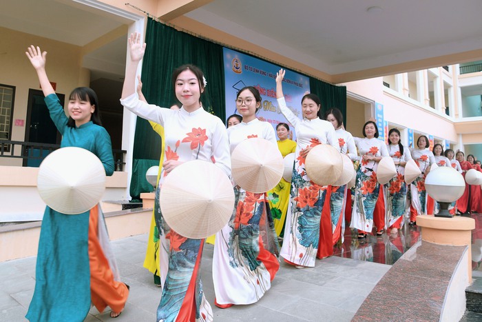 450 cán bộ, hội viên phụ nữ Hải quân đồng diễn áo dài “Sắc màu của biển”- Ảnh 2. 450 cán bộ, hội viên phụ nữ Hải quân đồng diễn áo dài “Sắc màu của biển”- Ảnh 2.