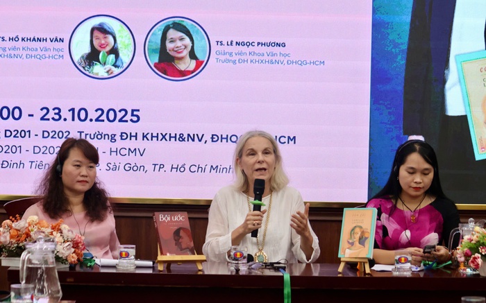 Từ trái qua: TS. Hồ Khánh Vân, nhà văn Camille Laurens và TS. Lê Ngọc Phương tại toạ đàm - Ảnh: Hồ Lam Từ trái qua: TS. Hồ Khánh Vân, nhà văn Camille Laurens và TS. Lê Ngọc Phương tại toạ đàm - Ảnh: Hồ Lam