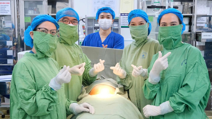 Đặt shunt cứu thai nhi 29 tuần tuổi ngay trong bụng mẹ - Ảnh 1. Đặt shunt cứu thai nhi 29 tuần tuổi ngay trong bụng mẹ - Ảnh 1.