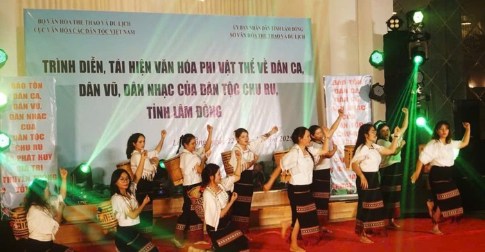 Tích cực bảo tồn, phát huy văn hóa phi vật thể dân ca, dân vũ của đồng bào dân tộc Chu Ru- Ảnh 2. Tích cực bảo tồn, phát huy văn hóa phi vật thể dân ca, dân vũ của đồng bào dân tộc Chu Ru- Ảnh 2.