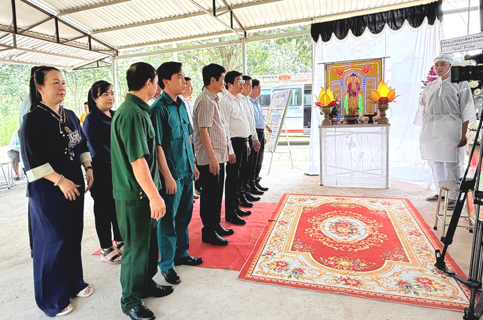 TPHCM: Hỗ trợ khẩn cấp hơn 175 triệu đồng, san sẻ mất mát với gia đình cụ bà 79 tuổi bị nước lũ cuốn trôi.- Ảnh 1. TPHCM: Hỗ trợ khẩn cấp hơn 175 triệu đồng, san sẻ mất mát với gia đình cụ bà 79 tuổi bị nước lũ cuốn trôi.- Ảnh 1.