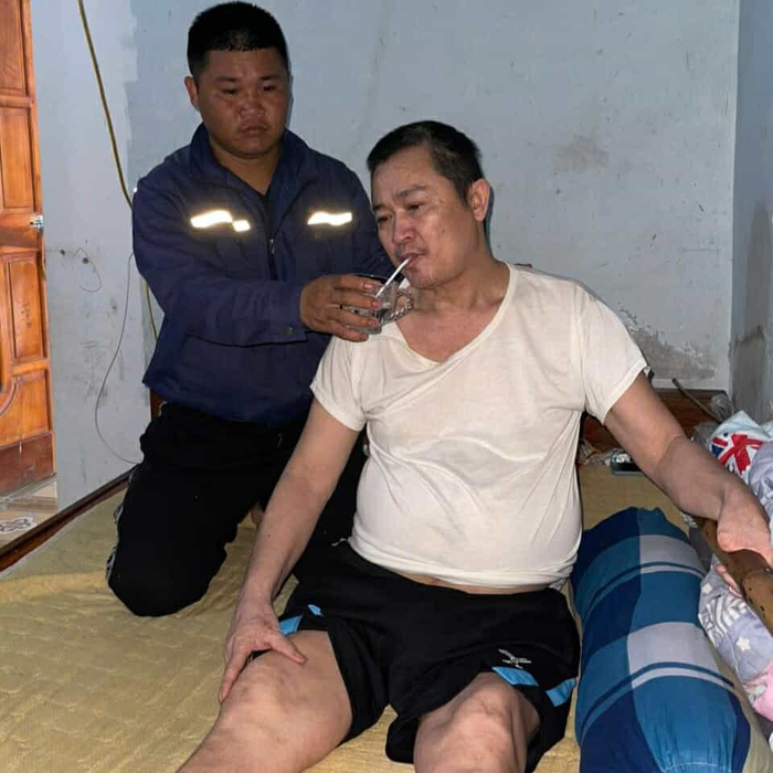 Vợ bỏ đi, người đàn ông cơ cực nuôi 2 con nhỏ, chăm bố liệt giường- Ảnh 4. Vợ bỏ đi, người đàn ông cơ cực nuôi 2 con nhỏ, chăm bố liệt giường- Ảnh 4.