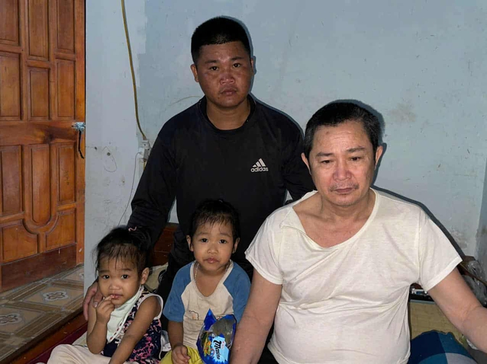 Vợ bỏ đi, người đàn ông cơ cực nuôi 2 con nhỏ, chăm bố liệt giường- Ảnh 1. Vợ bỏ đi, người đàn ông cơ cực nuôi 2 con nhỏ, chăm bố liệt giường- Ảnh 1.