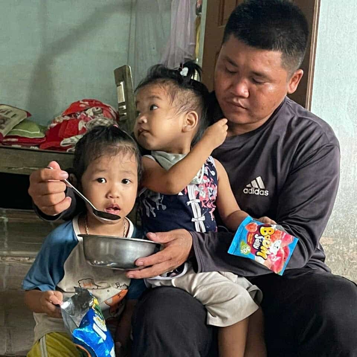 Vợ bỏ đi, người đàn ông cơ cực nuôi 2 con nhỏ, chăm bố liệt giường- Ảnh 6. Vợ bỏ đi, người đàn ông cơ cực nuôi 2 con nhỏ, chăm bố liệt giường- Ảnh 6.