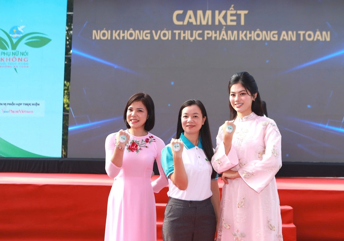 Hoa khôi Bế Thị Băng cùng Phó Chủ tịch Hội LHPN Việt Nam Nguyễn Thị Thu Hiền và Hoa khôi Vũ Hương Giang Hoa khôi Bế Thị Băng cùng Phó Chủ tịch Hội LHPN Việt Nam Nguyễn Thị Thu Hiền và Hoa khôi Vũ Hương Giang