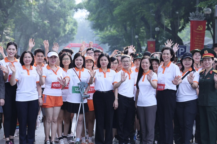 Hoa khôi Bế Thị Băng cùng lãnh đạo Hội LHPN Việt Nam, lãnh đạo báo Phụ nữ Việt Nam và các nghệ sĩ khởi động giải chạy "Phụ nữ chạy hưởng ứng Vì môi trường không khói thuốc" Hoa khôi Bế Thị Băng cùng lãnh đạo Hội LHPN Việt Nam, lãnh đạo báo Phụ nữ Việt Nam và các nghệ sĩ khởi động giải chạy "Phụ nữ chạy hưởng ứng Vì môi trường không khói thuốc"